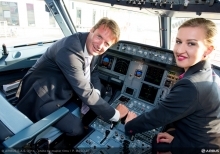 Obchodní ředitel Diederik Pen a letuška Karolina Heisinger jsou připraveni převzít nový Airbus do Budapešti