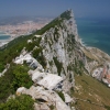 [Gibraltarská skála, napravo v zátoce je vidět jedinou vesnici na Gibraltaru. Vesničané se nemají rádi s „měšťáky“ z druhé strany skály]