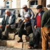 [Portugalci (hlavně ti starší) velmi rádi sedávají na židličkách před domy nebo na náměstíčkách a debatují]